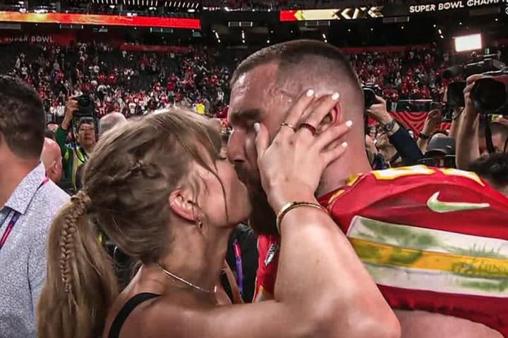 El romántico beso entre Taylor Swift y Travis Kelce