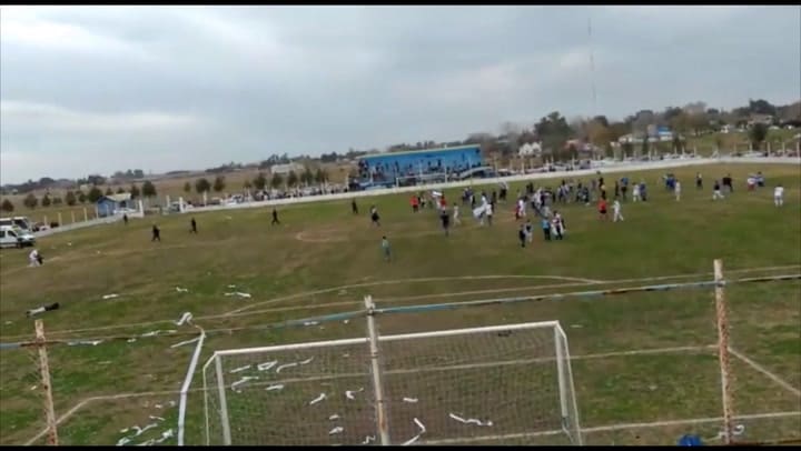 El inicio de los incidentes al final del partido entre América y Sarmiento - Fuente: 02265 Info
