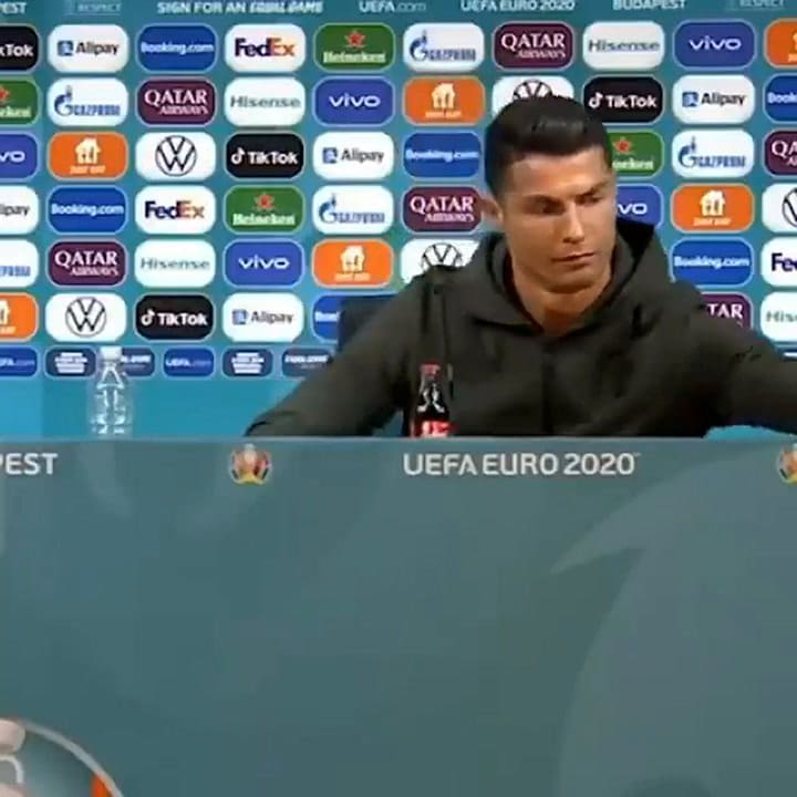 Cristiano Ronaldo corrió dos botellitas de Coca-Cola y provocó una caída millonaria en las acciones