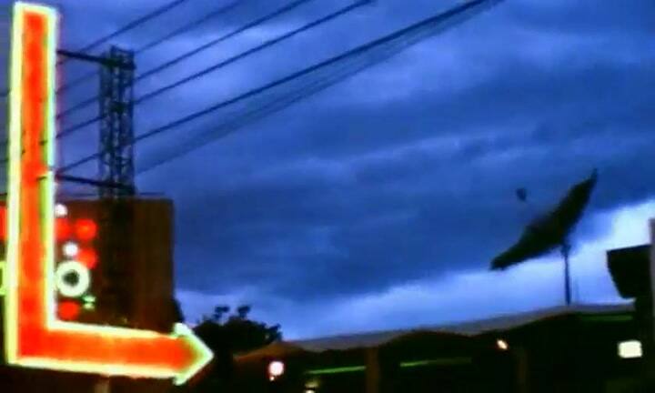 Nick Cave and The Bad Seeds - Do you love me? - Fuente: Youtube