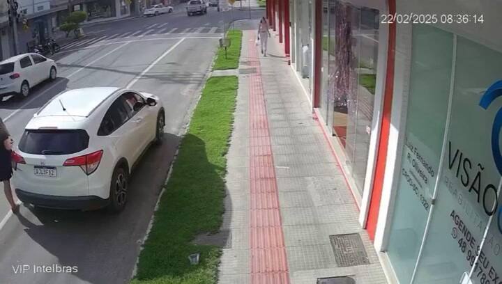 Una mujer se salvó de milagro de ser atropellada por un auto que iba a toda velocidad