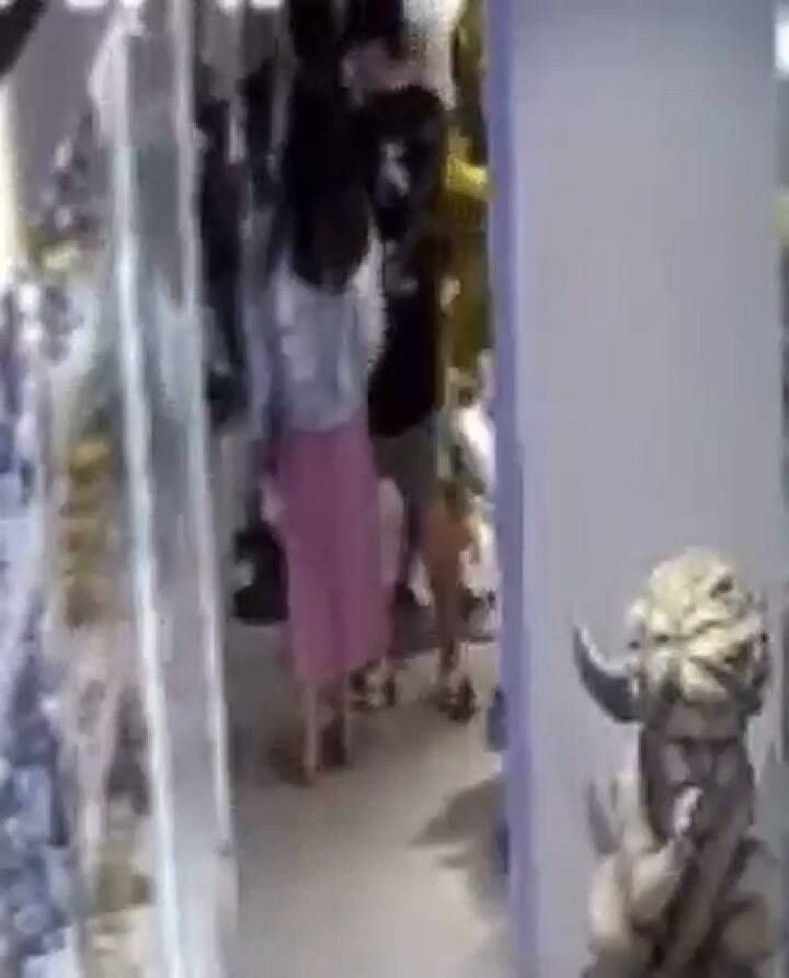 El momento en el que el niño rompe el muñeco gigante en la juguetería