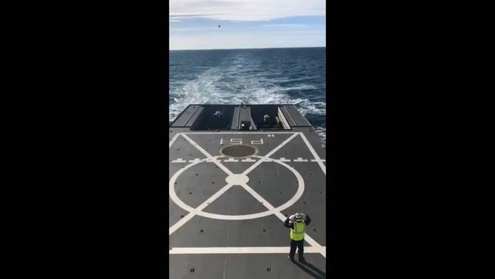 El aterrizaje sobre el mar de un helicóptero de la Armada Argentina sobre el patrullero oceánico