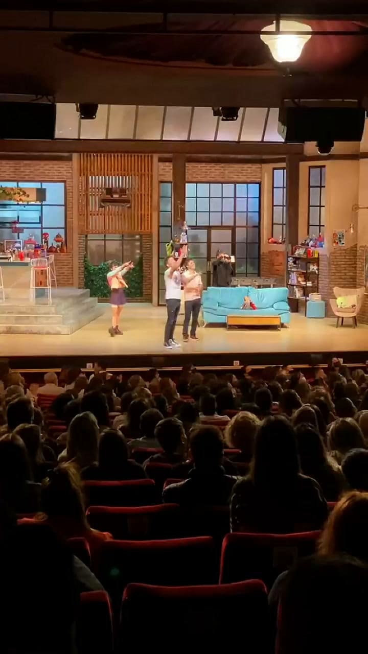 Los exCasi Ángeles fueron a ver a Nicolás Vázquez al teatro y generaron una revolución