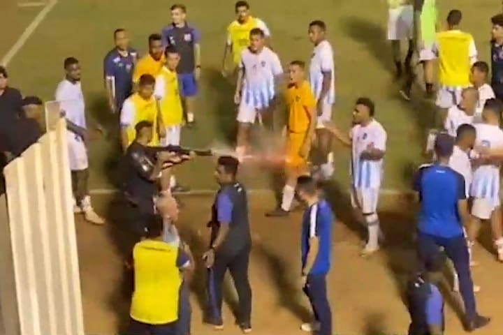 (GIF) Disparo contra futbolista brasileño