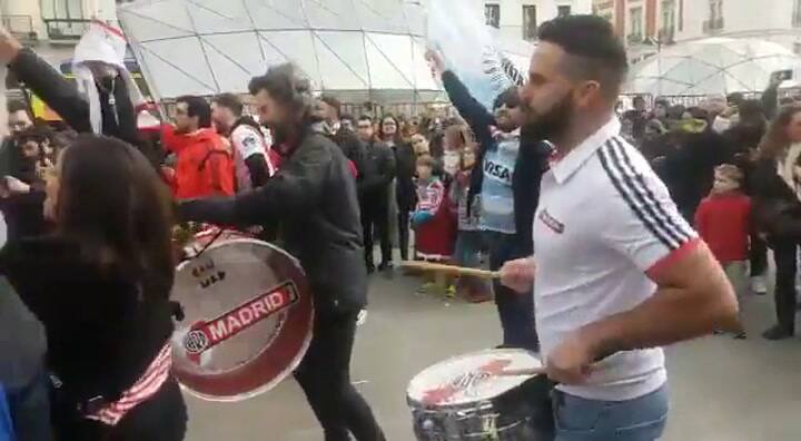 Un grupo de hinchas de River Plate en la Puerta del Sol, Madrid - Fuente: Twitter