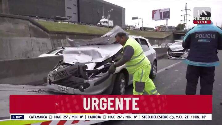 Cinco autos y un camión chocaron sobre la Autopista Panamericana: hay al menos tres heridos