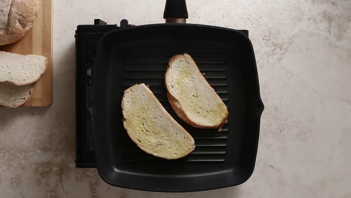 Bruschettas con carne asada y tomates secos