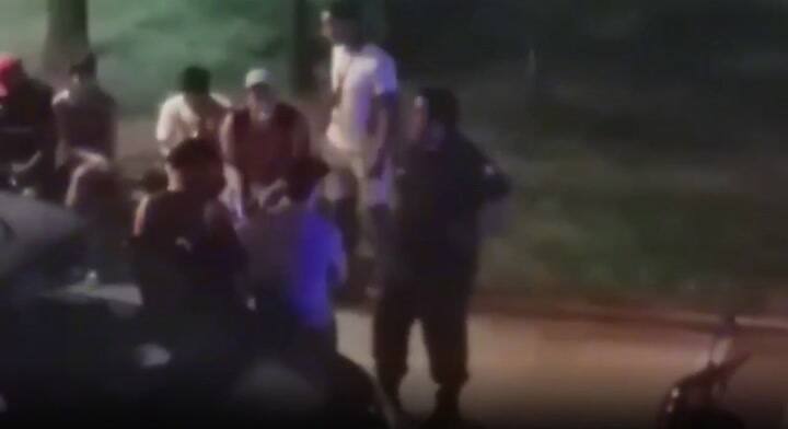Un policía se puso a beber alcohol con jóvenes a los que debía dispersar por ruidos molestos