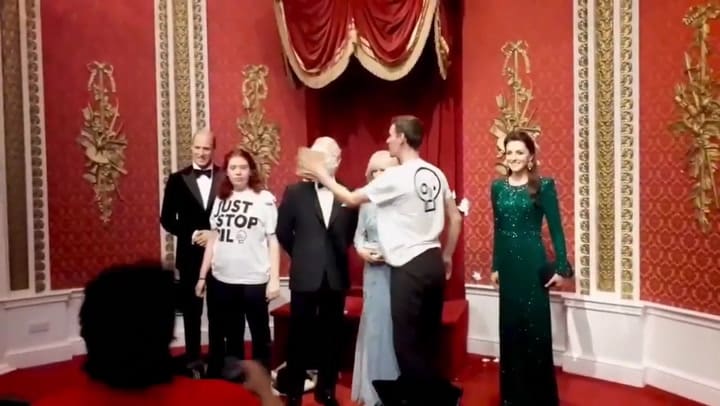 Los activistas de Just Stop Oil le pegaron un tortazo a una escultura del Rey Carlos III