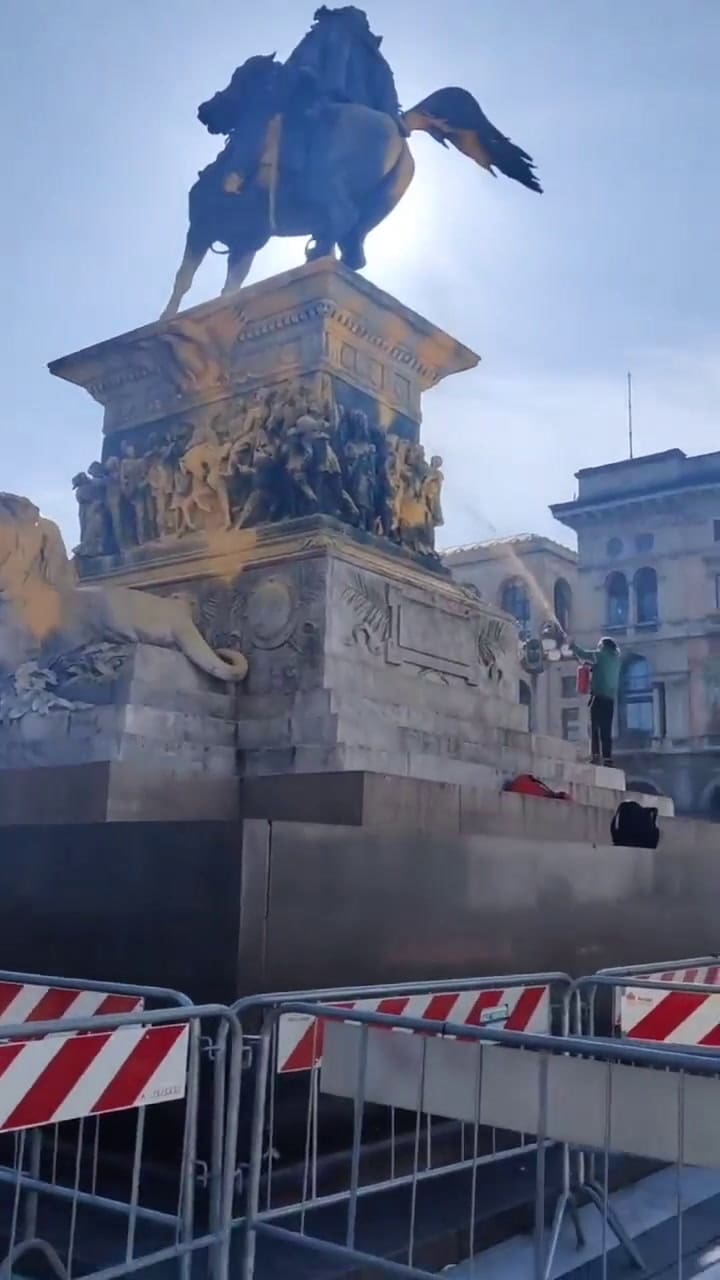 Los ambientalistas vándalos atacaron el monumento a Vittorio Emanuele II en Milán