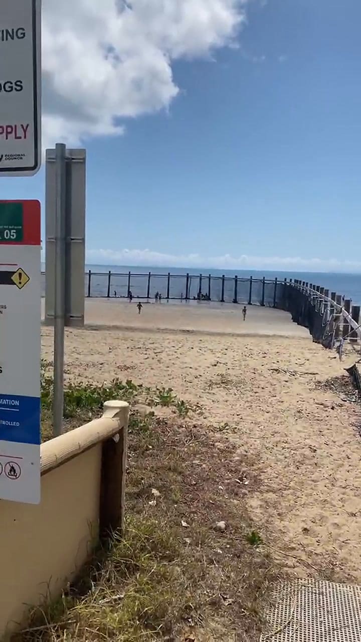 La advertencia de una playa australiana ante la presencia de cocodrilos y tiburones