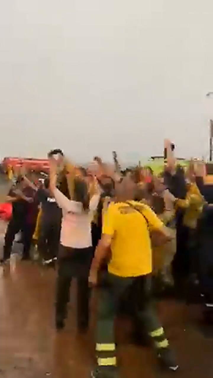 Bomberos festejaron la lluvia