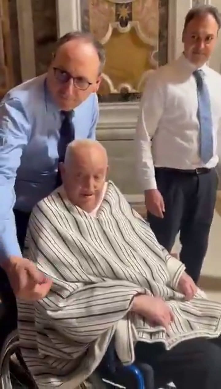 La primera aparición publica del Papa Francisco vestido de civil