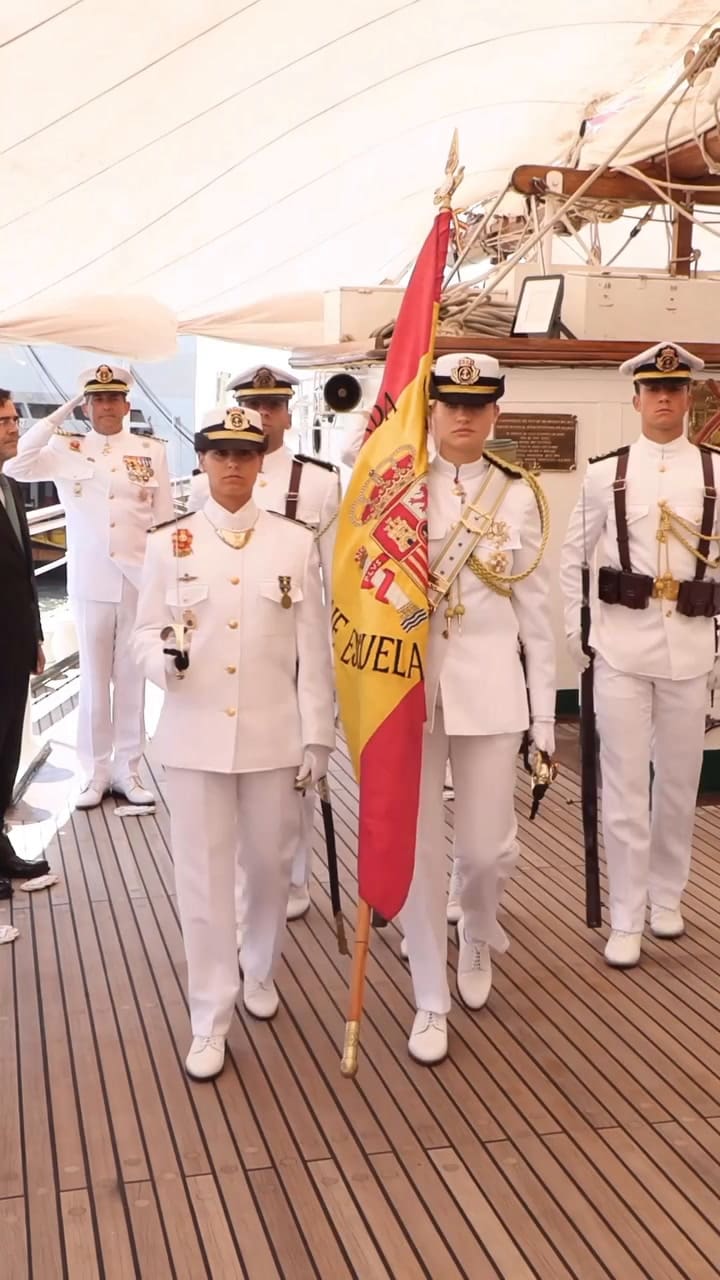 La princesa Leonor toma la jura de la bandera a españoles residentes en Uruguay