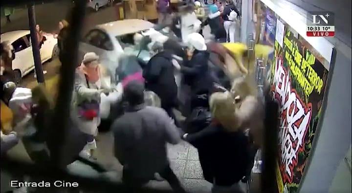 Soledad Silveyra y Verónica Llinás revelaron qué dijo el conductor del auto que se incrustó en el teatro