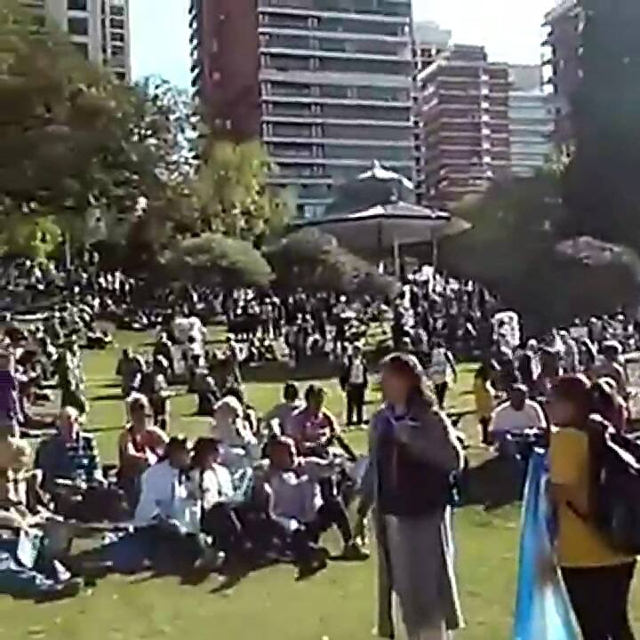 El día acompaña a que la concentración de gente en la plaza sea mayor. Fuente: Twitter