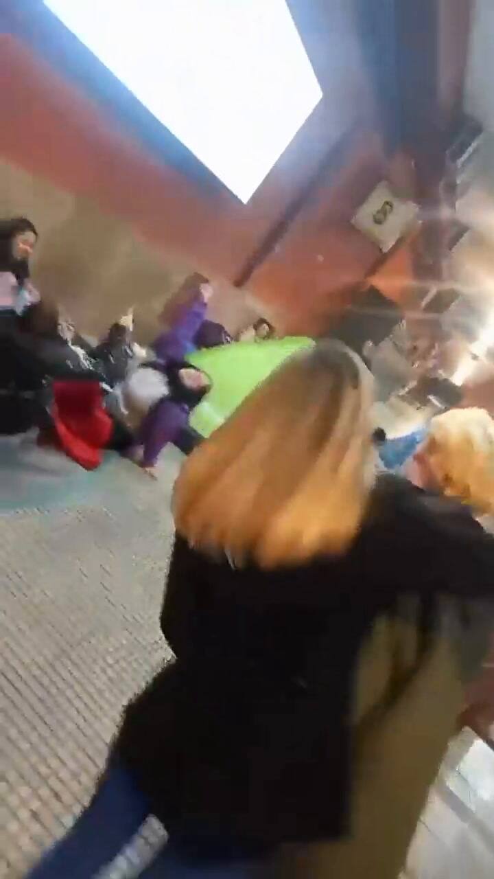 Los fans se preparan para cantar 'Diva' con su ídola (Video: Gentileza Hugo Acuña)