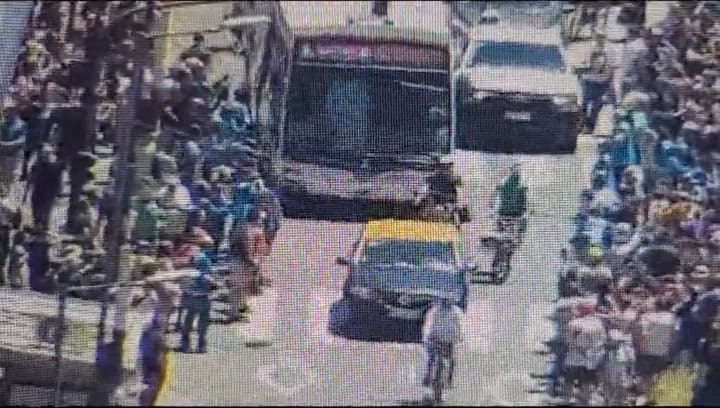 Marcha de la CGT: el momento en el que un policía de la Ciudad es atropellado por un colectivo