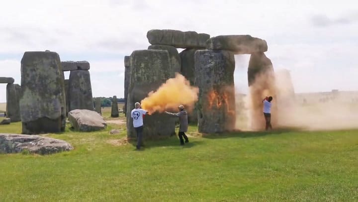 Detuvieron a dos ecologistas por intentar vandalizar el monumento de Stonehenge