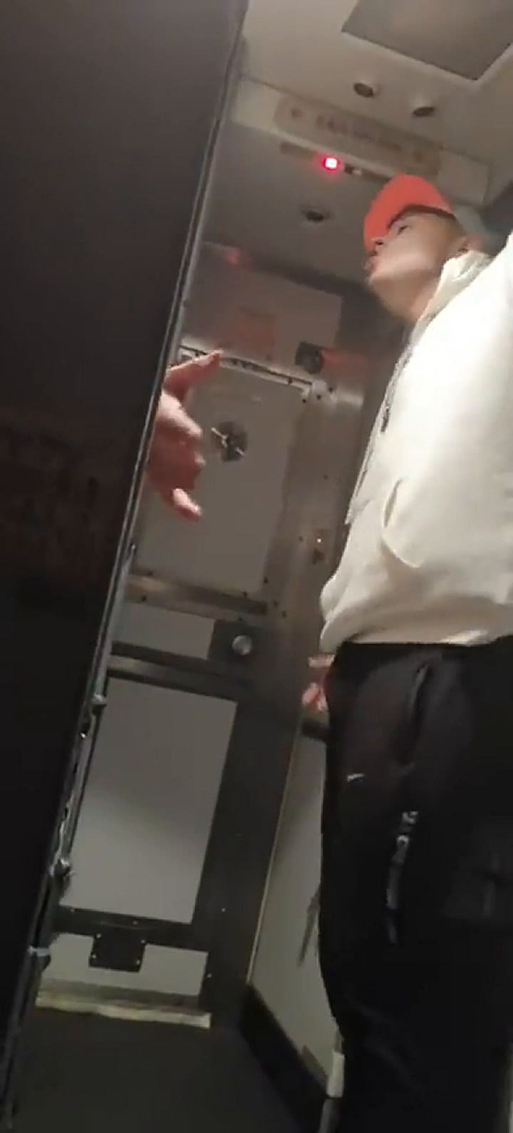 Un pasajero hizo un escándalo en el aire por el desvío de su vuelo