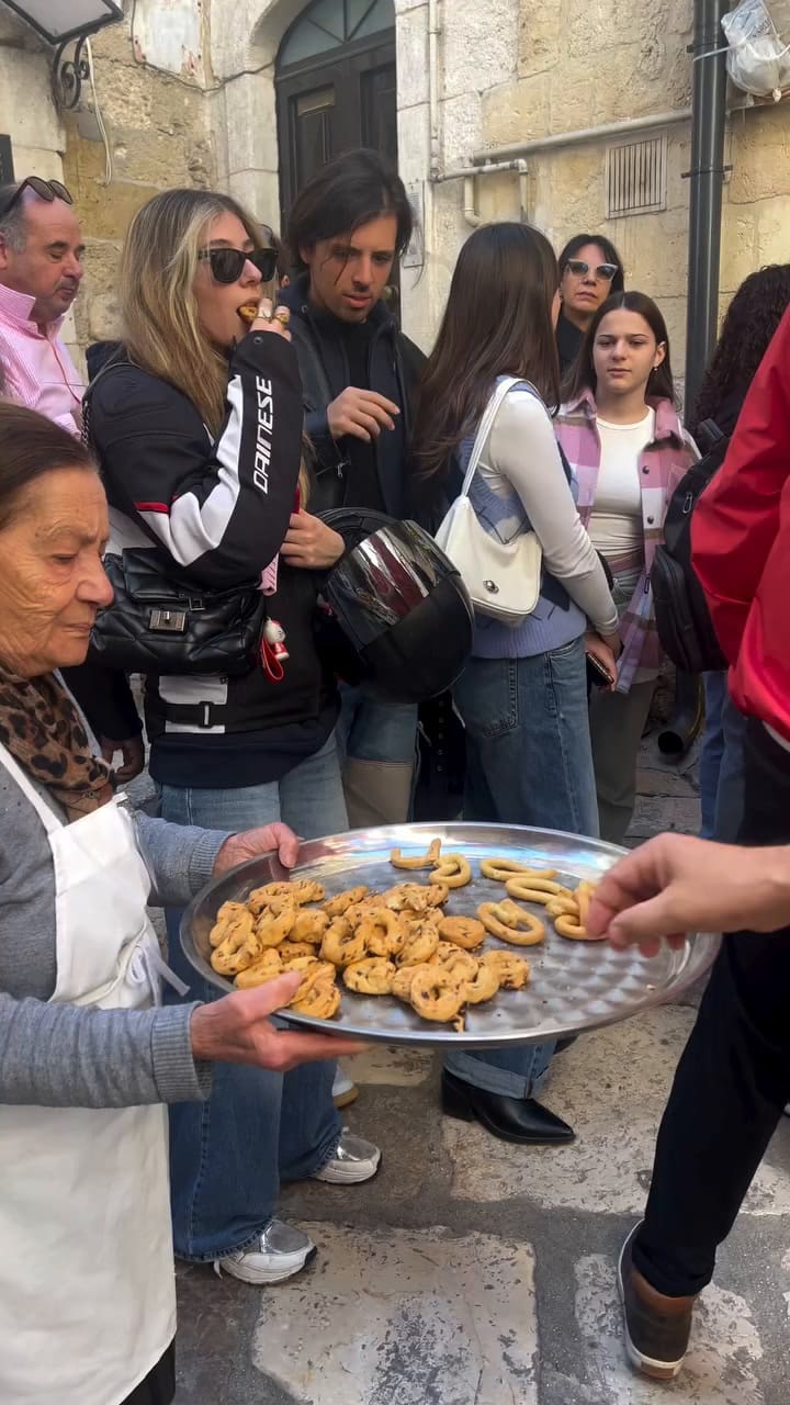 Una fila larga se arma cada día para comprar lo que cocinan nonna Teresa y nonna Graziella