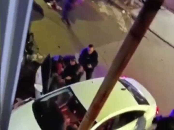 Dos menores detenidos en Lugano con un auto robado. Fuente del video Cronos Noticias