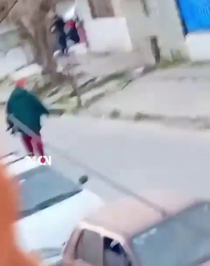 Caminaba por las calles de Tres de Febrero con una ametralladora a la vista para amenazar a sus deudores