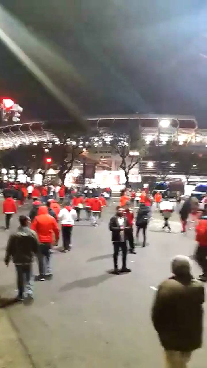 Control policial e ingreso al estadio Monumental. Así llegan los hinchas - Fuente: Twitter