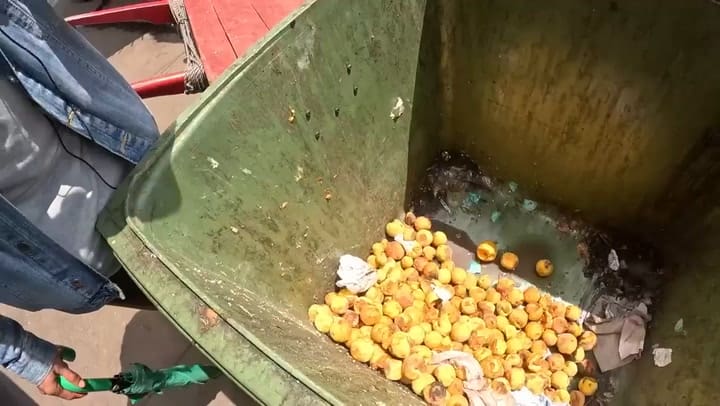 Un youtuber mostró cómo es comer en la calle