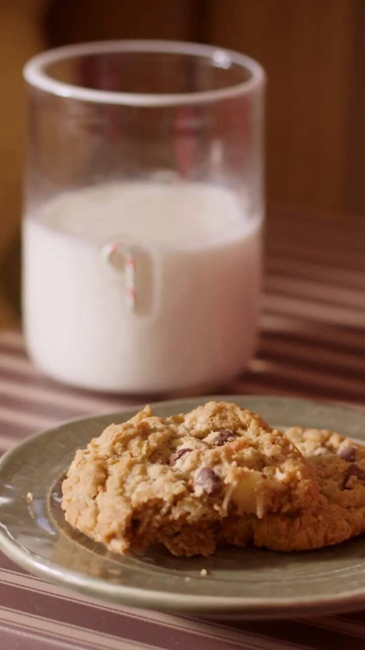 Holiday House, Unwrapped Welcome To The Grand Tour Of This Year’s Beautifully Decorated Nyc Townhouse! Each Room Is Overflowing With Festive Cheer – All Thanks To Our New @Anthroliving + @Shopterrain Arrivals. Ge