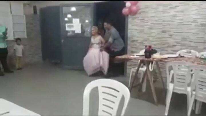 Festejó sus 15 a los 79 años: su familia le consiguió el vestido de sus sueños