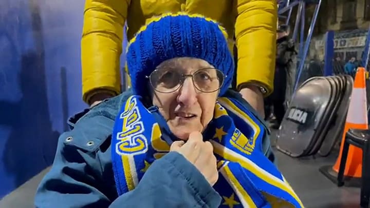 La historia de Elena, la hincha de Boca de 92 años que asistió por primera vez a la cancha