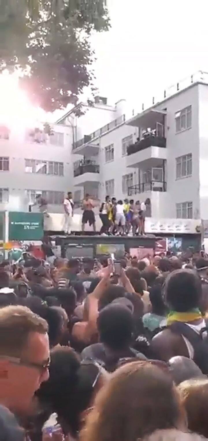El momento en que una tarima con gente bailando colapsó en el Carnaval de Notting Hill