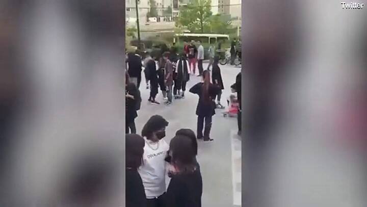 Varias jóvenes arrestadas en Irán por retirar su hijab