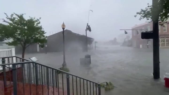 Así lucía la calle principal de Pensacola mientras el huracán generaba una gran inundación
