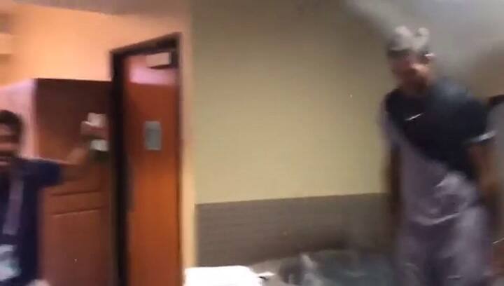 El festejo de Juan Martín del Potro en el vestuario, tras su victoria