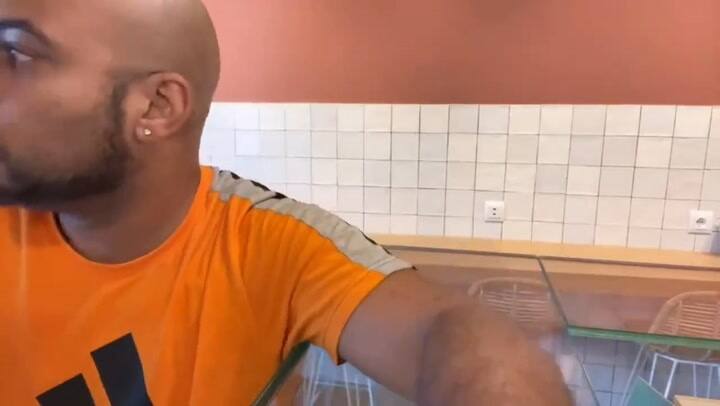 Influencer amenazó con millonario cobro a un restaurante por un insólito motivo