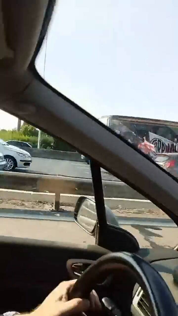 iba a ver a River colgado de un colectivo, se cayó y murió