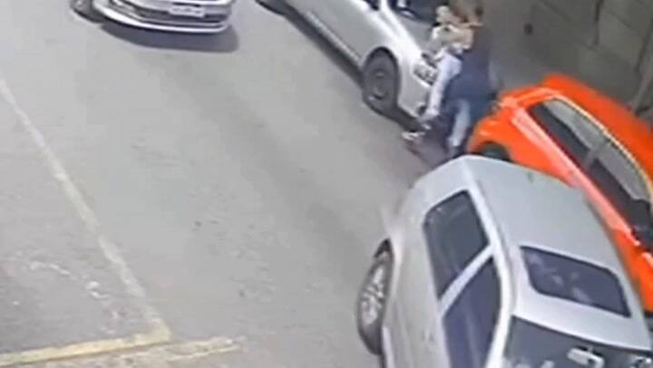 Un automovilista tomó por el cuello a un peatón al que atropelló cuando daba marcha atrás (gif)