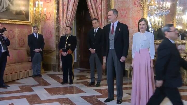 El embajador de Irán no le da la mano a la Reina Letizia