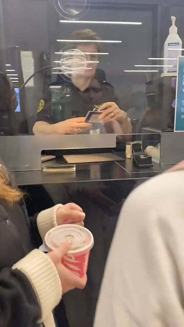 Unas gemelas intercambian su pasaporte en el aeropuerto