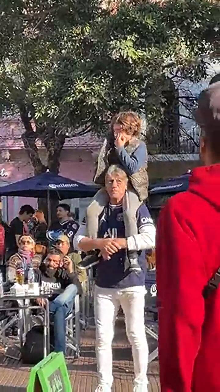 San Telmo: compusieron una canción para encontrar al padre de un chico perdido en Plaza Dorrego