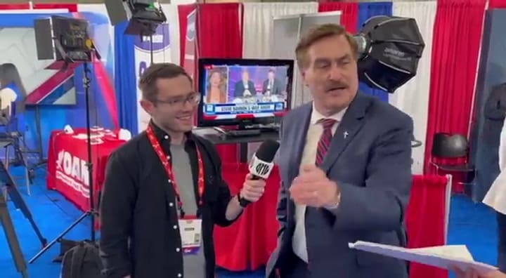 Lindell rechazó la notificación en directo, pidió que no lo interrumpieran y repitió varias veces: “Estamos en la televisión”