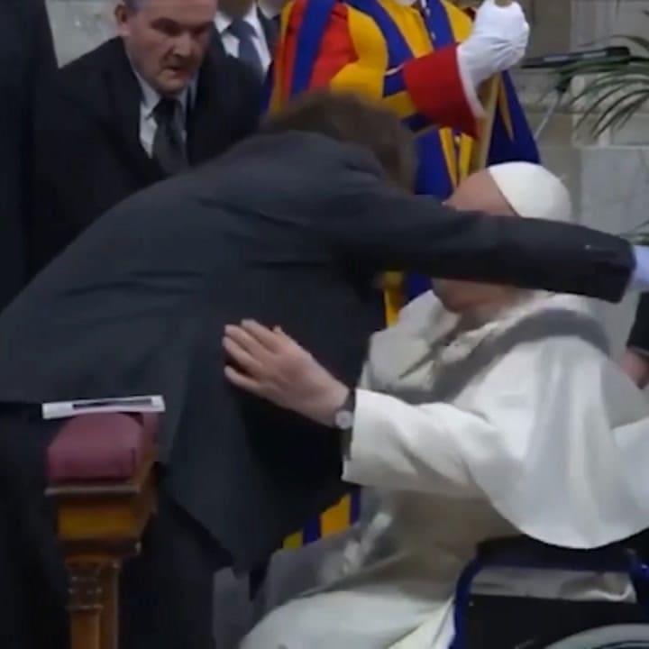 Gif milei y el papa