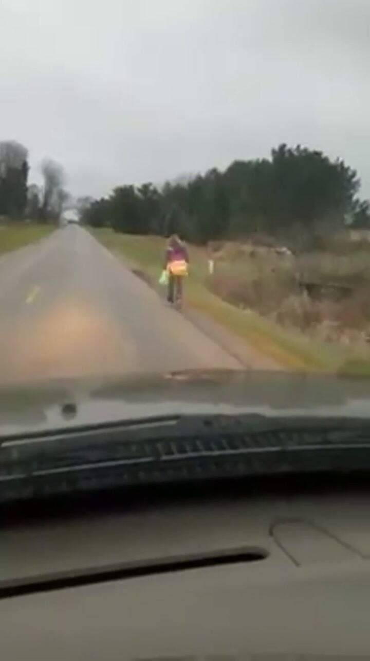 Obligó a su hija a caminar 8 kilómetros en pleno invierno para enseñarle una lección - Fuente: Faceb