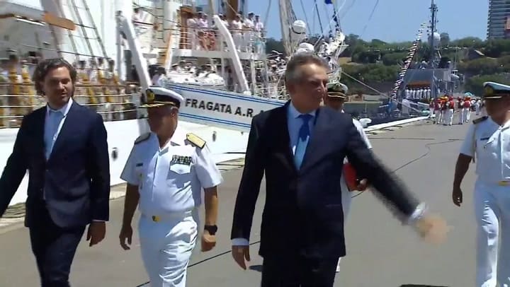 Santiago Cafiero y Agustín Rossi saludan a la tripulación de La Fragata Libertad - Fuente: Casa Rosa