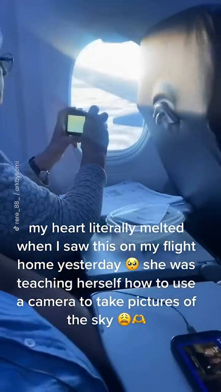 Una señora llevaba un instructivo de cómo sacar fotografías del cielo desde el avión