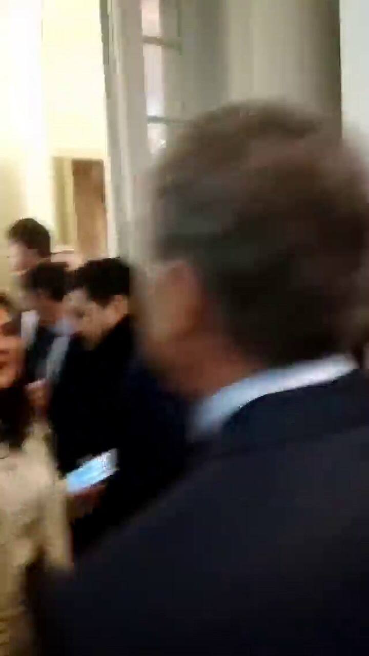 Así le entregaban a Macri el pañuelo verde del aborto legal, seguro y gratuito - Fuente: Twitter