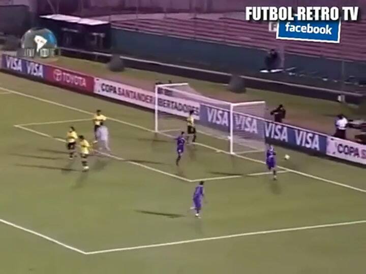 El gol de Mora a Boca con la camiseta de Defensor Sporting - Fuente: YouTube